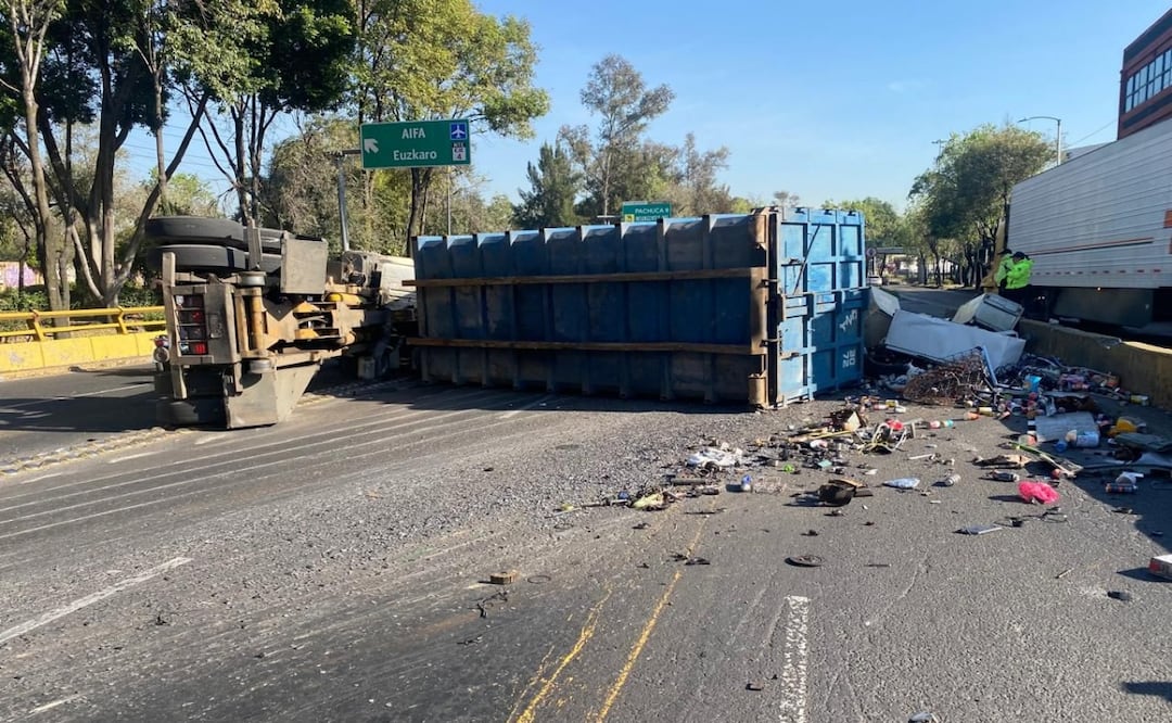 Vuelca tráiler con fierro viejo en Circuito Interior y causa caos vial en la GAM. Foto: Especial