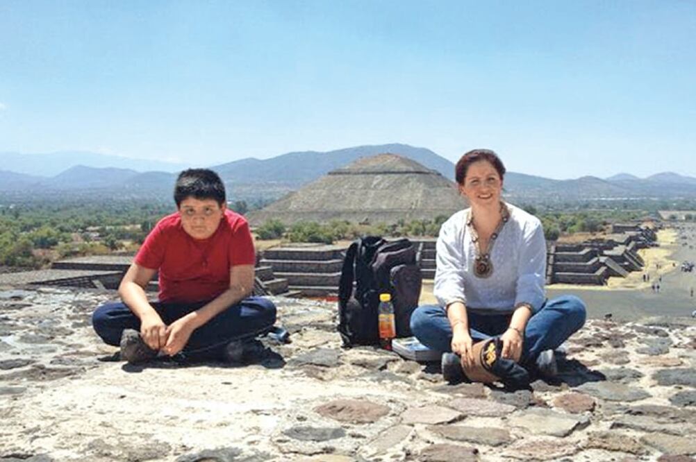 La senadora Martha Tagle afirma que debido a sus horarios de trabajo como senadora, son pocas las oportunidades que tiene para convivir con su hijo Carlos, de 14 años, quien cursa el segundo año de secundaria (ESPECIAL)