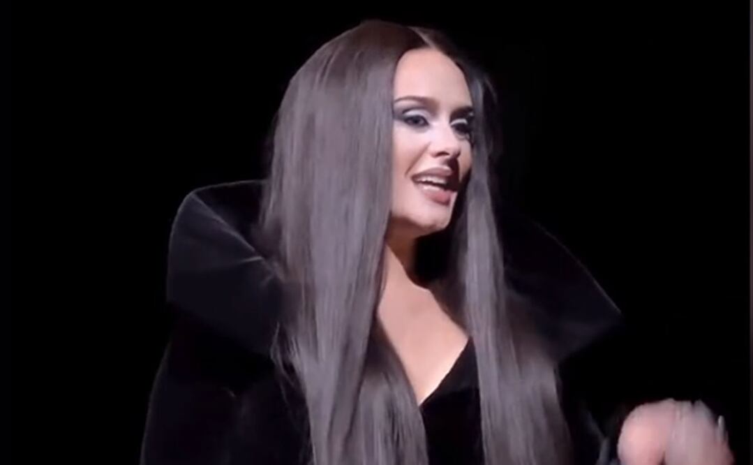 Adele como Morticia Addams en su concierto en Las Vegas.