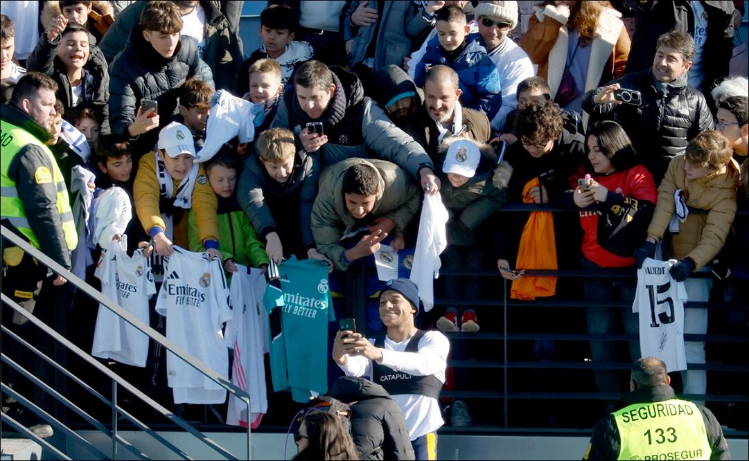 Mbappé con la afición madridista / Foto: AFP