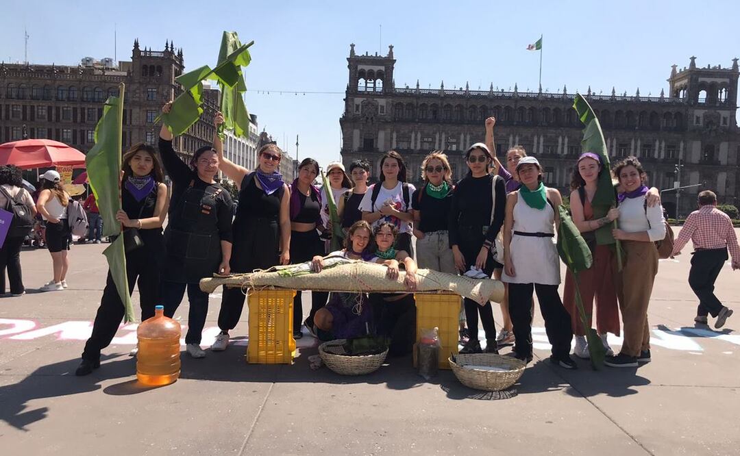 Los colectivos CO.MERR y Food Sesh, "hicieron un acto de canibalismo" al que invitaron a los asistentes de la marcha del 8M. / Foto: cortesía CO. MERR y Food Sesh