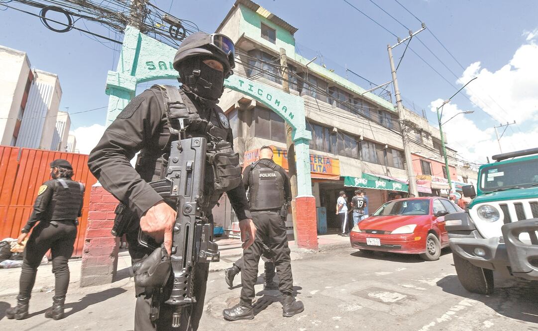 Elementos de la policía capitalina acudieron al lugar del homicidio de los cuatro hombres, identificado como punto de venta de drogas al menudeo, por lo que no se descarta en la investigación un ajuste de cuentas entre bandas. Foto: Juan Armando Martínez