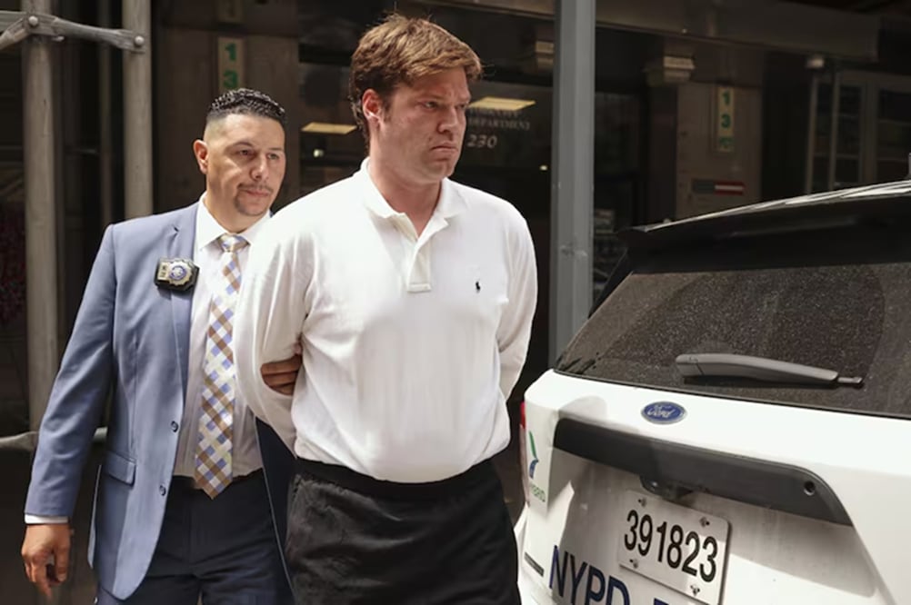 William Duplessie es escoltado fuera del distrito 13 de la policía de Nueva York después de entregarse por cargos de secuestro y encarcelamiento ilegal, el martes 27 de mayo de 2025, en Nueva York. FOTO: YUKI IWAMURA. AP