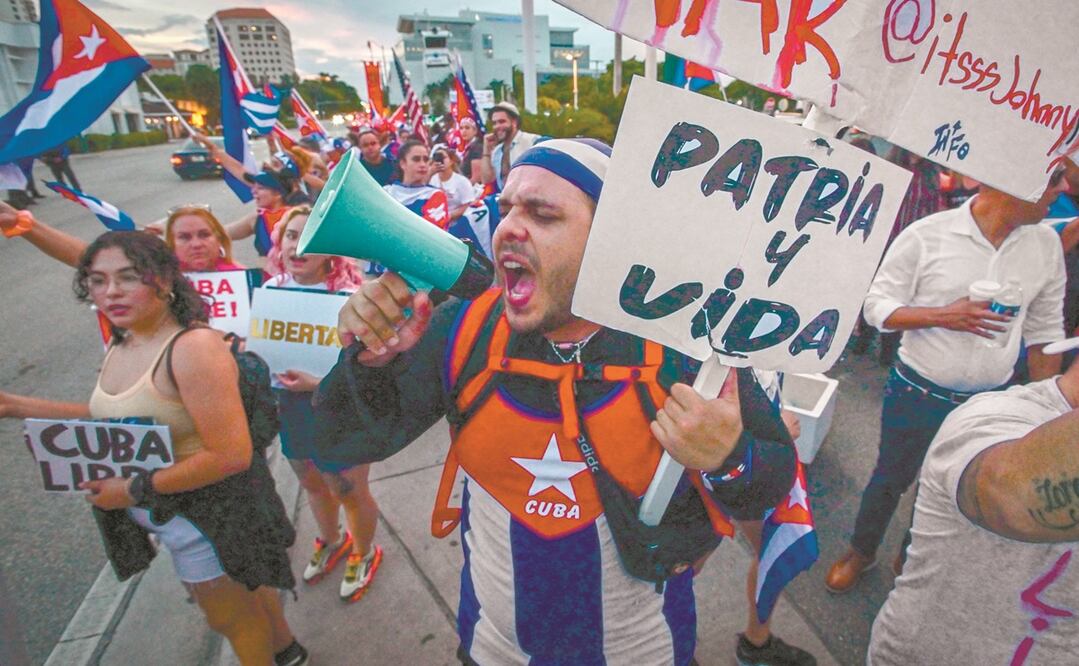 Manifestantes salieron a las calles de Miami, Florida, para expresar su apoyo a los cubanos que protestan contra el régimen de Miguel Díaz-Canel. El tema ha puesto presión al gobierno de Joe Biden. Foto: GIORGIO VIERA. AFP