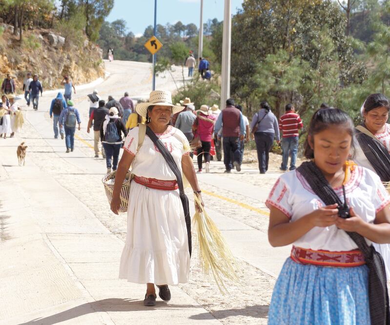 Los pobladores de San Antonio Sinicahua estrenaron a pie los caminos y la carretera que el gobierno federal inauguró, pero que ellos construyeron. Foto: EDWIN HERNÁNDEZ. EL UNIVERSAL