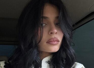 Kylie Jenner trae de regreso un elegante diseño de uñas de los noventa