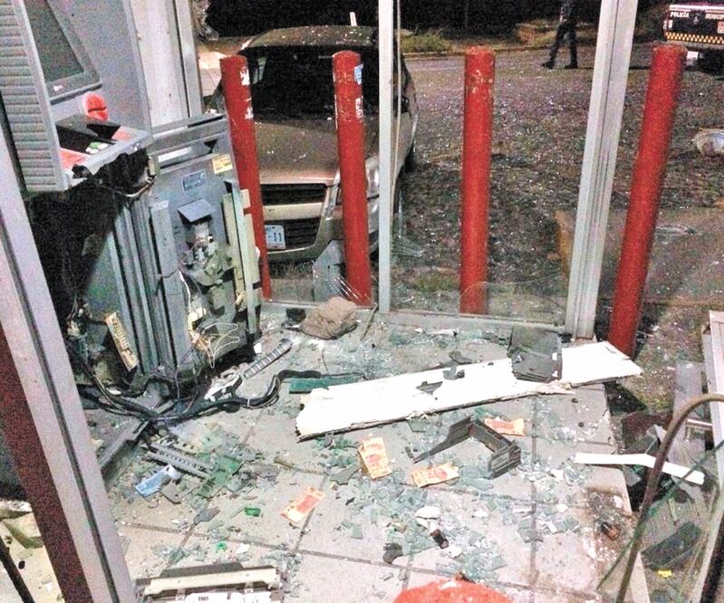 Ayer, un grupo de hombres hizo explotar el cajero de Banorte, ubicado frente a la clínica del ISSSTE en la carretera Panorámica-Pípila. Foto/ESPECIAL