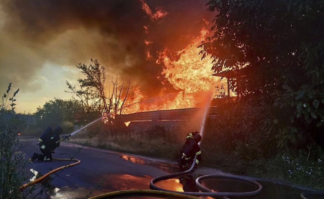 En esta foto proporcionada por el Servicio Ucraniano de Emergencias, bomberos apagan un incendio tras un ataque ruso en la región de Kiev, Ucrania, el miércoles 9 de julio de 2025. Foto: AP