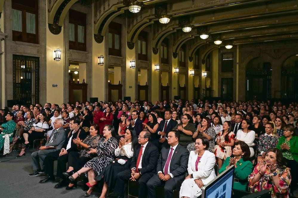 En la reunión privada que sostuvo el martes pasado con integrantes de la Cámara de Diputados y del Senado de la República, el Presidente recordó que “son los encargos, no los cargos” los que deben mover a quienes integran el movimiento de la 4T. Foto: Especial