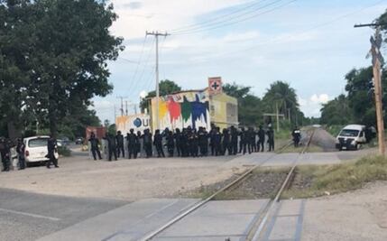 Detienen a 8 de la CNTE por obstruir vías del tren en Michoacán 
