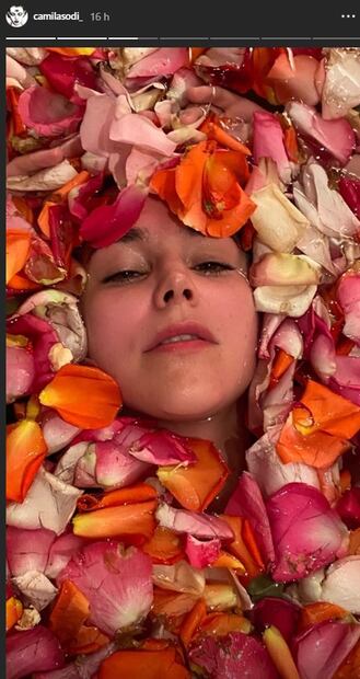 Camila Sodi presume cinturita y baño en la tina