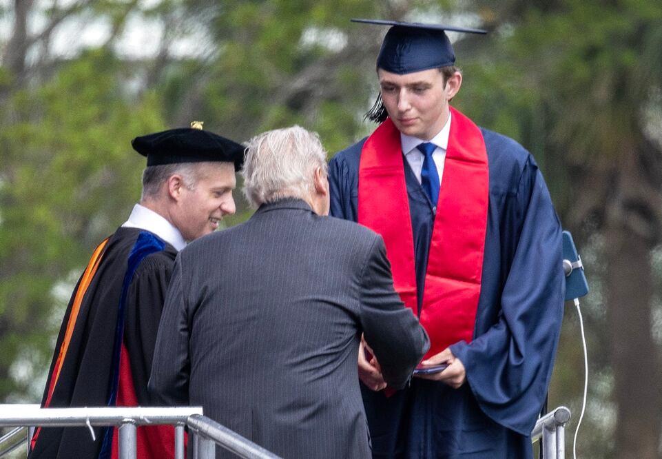 Barron Trump, hijo del expresidente estadounidense Donald Trump, en su ceremonia de graduación en la Oxbridge Academy de Palm Beach, Florida. Foto: EFE