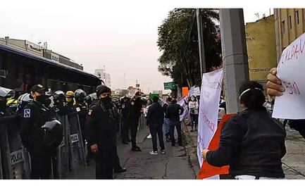 Damnificados del sismo de 2017 se manifiestan afuera de edificio de Tlalpan