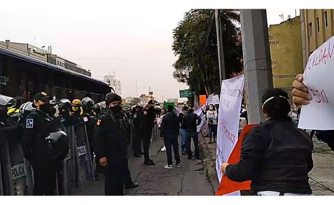 Damnificados del sismo de 2017 se manifiestan afuera de edificio de Tlalpan