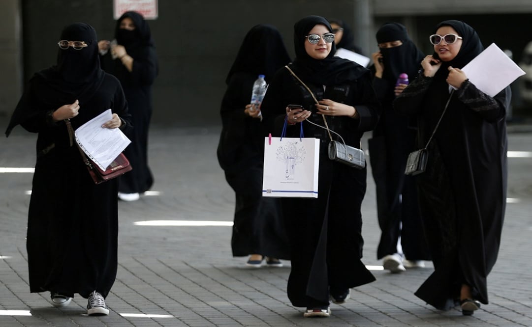 Saudi students walk at the exhibition to guide job seekers at Glowork Women's Career Fair in Riyadh, Saudi Arabia - Photo: Faisal Al Nasser/REUTERS