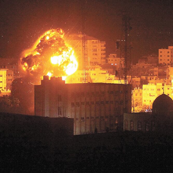 Las llamas de un estallido iluminaron ayer parte de la Franja de Gaza, dejando una columna de humo y escombros, resultado de un bombardeo aéreo de Israel. MOHAMMED AJOUR. REUTERS