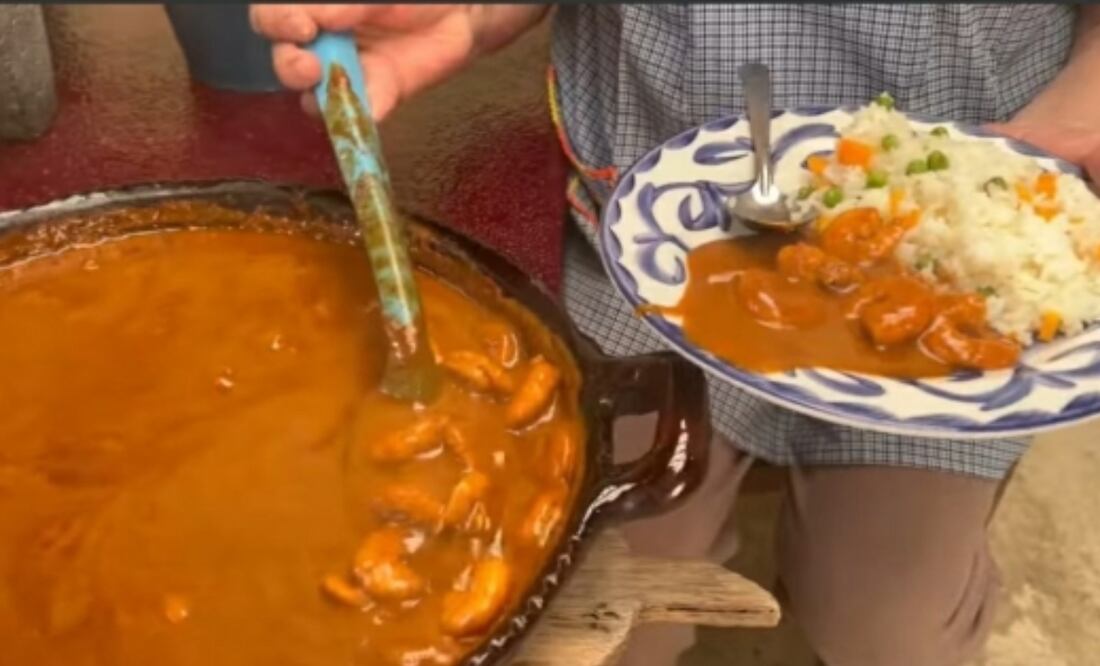 Doña Angela nos muestra cómo hacer un mole de camarones para la cuaresma. Foto: YouTube De mi Rancho a tu Cocina
