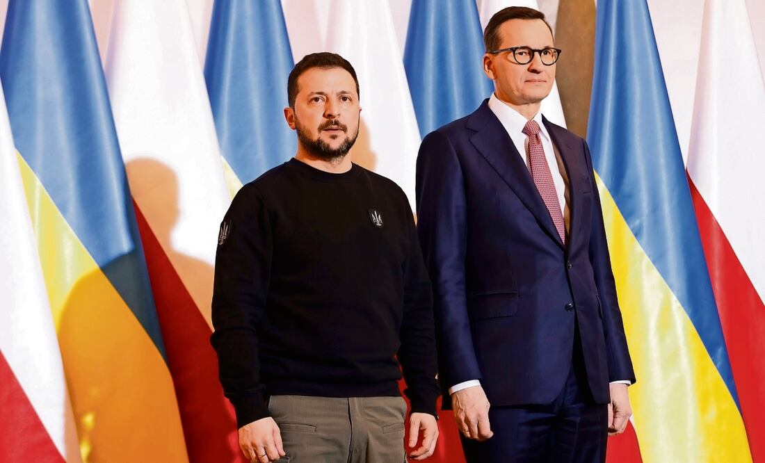 El mandatario de Ucrania, Volodimir Zelensky, con el primer ministro de Polonia, Mateusz Morawiecki, el 5 de abril pasado en Varsovia. Foto: AP