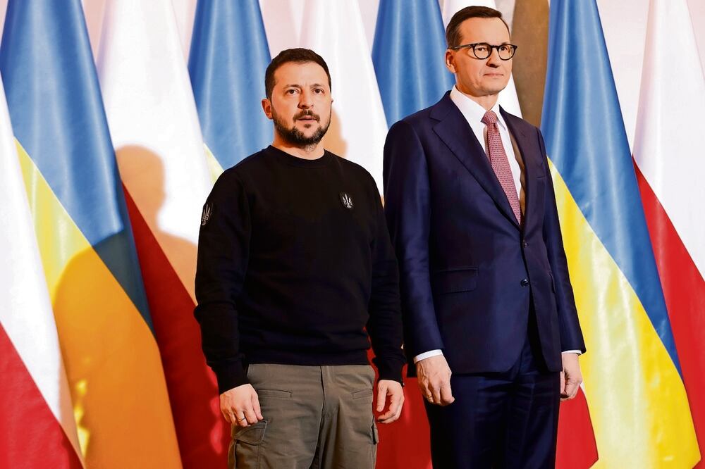 El mandatario de Ucrania, Volodimir Zelensky, con el primer ministro de Polonia, Mateusz Morawiecki, el 5 de abril pasado en Varsovia. Foto: AP
