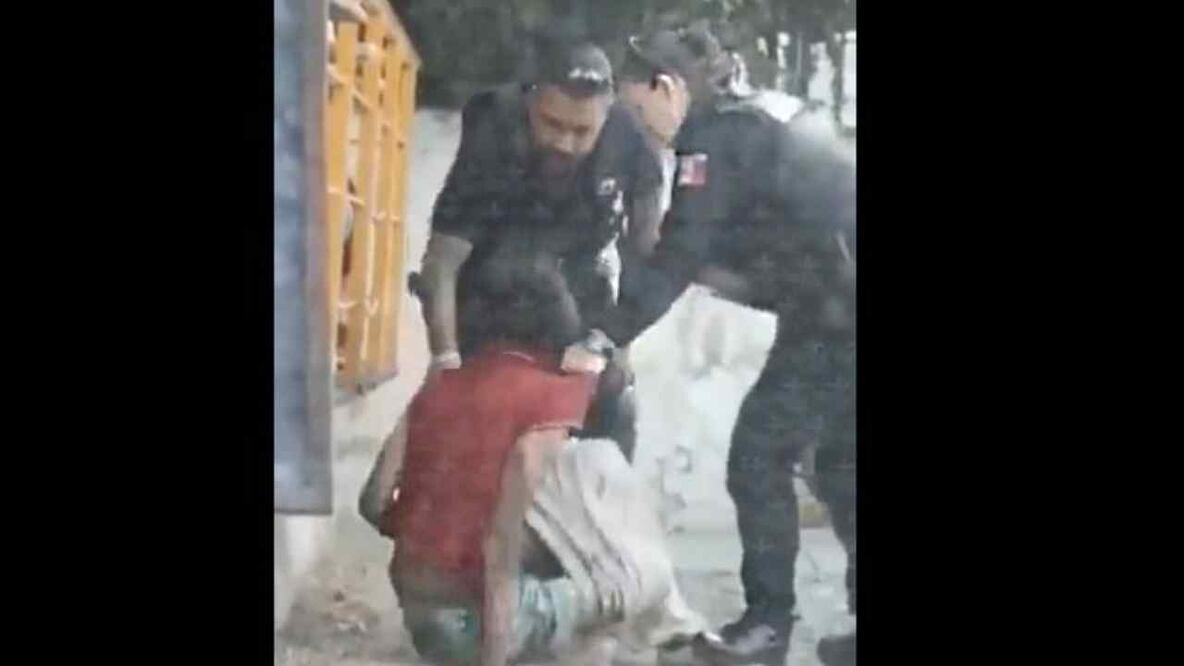 Policías agreden a indigente. Foto: tomada del video