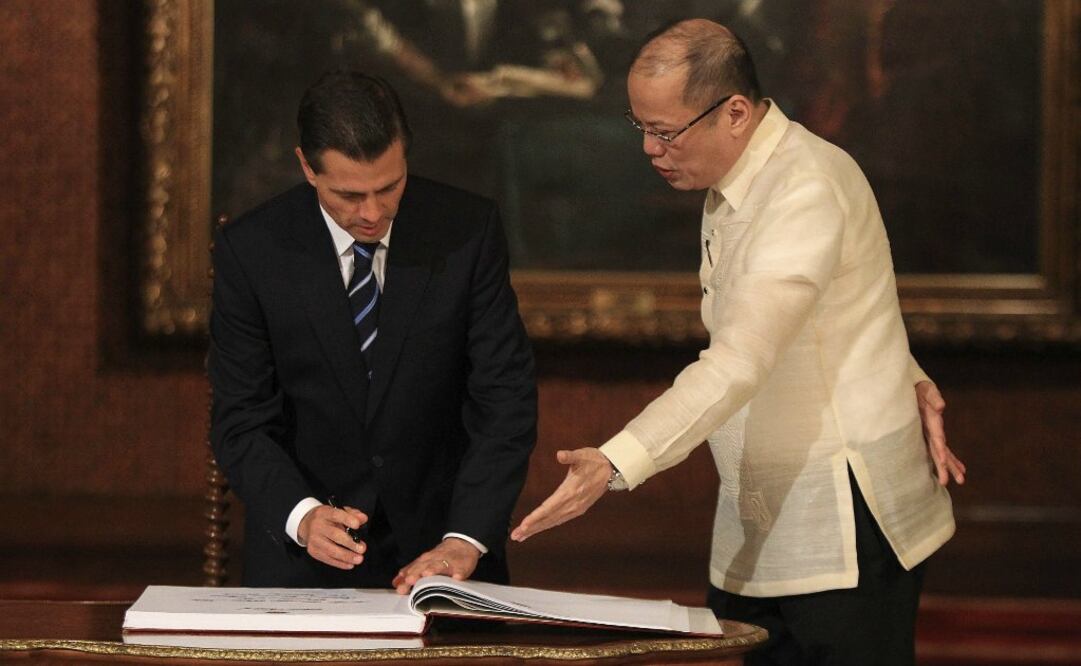 El presidente filipino, Benigno Aquino III, invita al presidente mexicano, Enrique Peña Nieto, a firmar en el libro de visitas del Palacio Presidencial en Manila. Foto: EFE