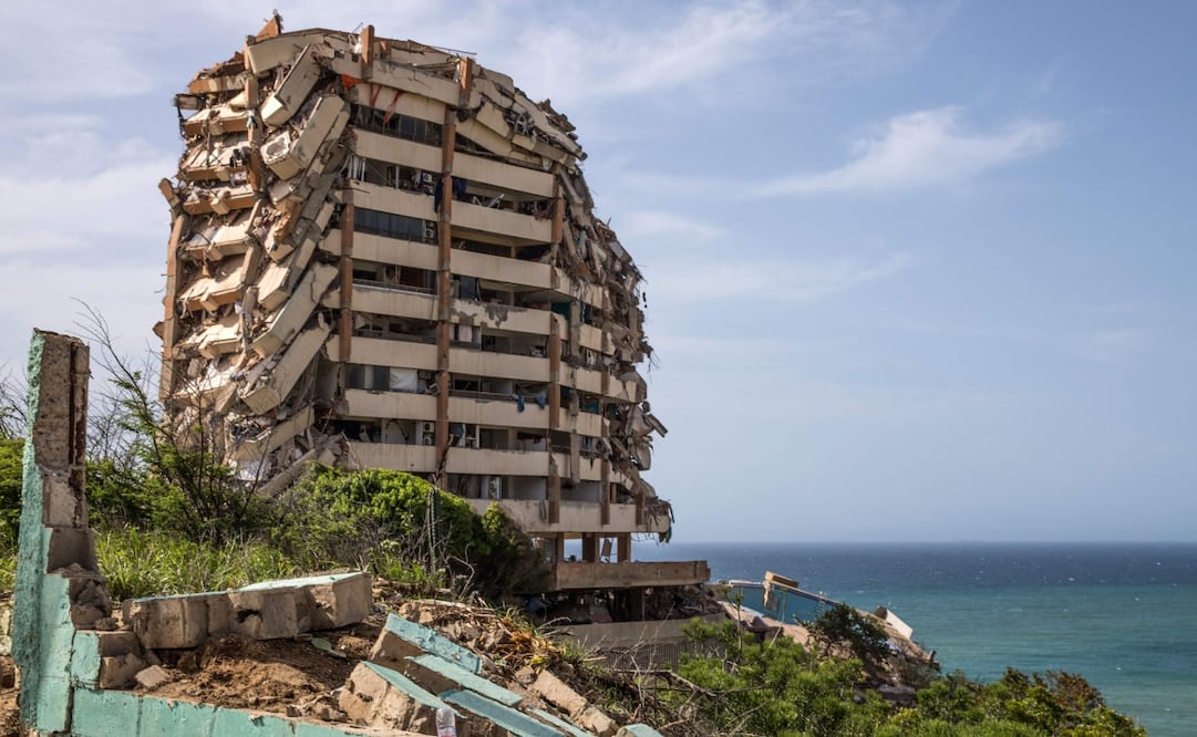 Un edificio colapsado en Caraballeda refleja la magnitud de los daños provocados por los dos terremotos que azotaron Venezuela (26/06/2026). Foto: AFP