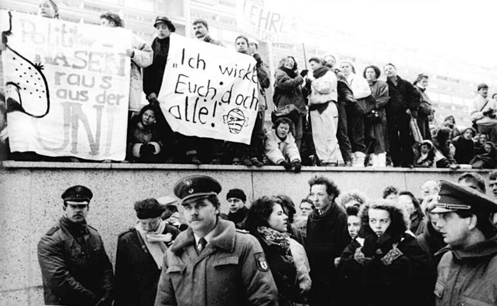 Manifestación estudiantil del 20 de diciembre de 1990, semanas después de la elección para el Bundestag, por las precarias condiciones del sistema educativo alemán. Foto: Hubert Link/German Federal Archive/Wikimedia Commons.