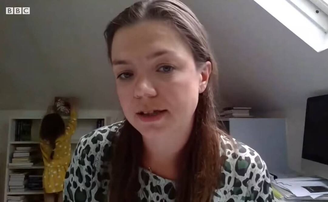 La doctora siguió con su relato, pero Scarlett volvió a intervenir y le preguntó: "Mamá, ¿cómo se llama el hombre?". Foto: Captura de video