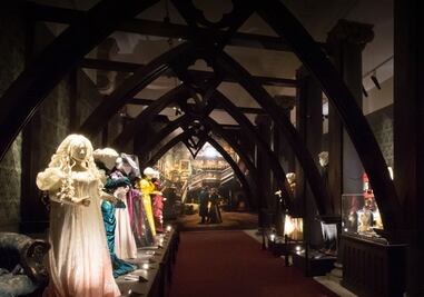 Asiste al recorrido nocturno de la expo de Guillermo del Toro