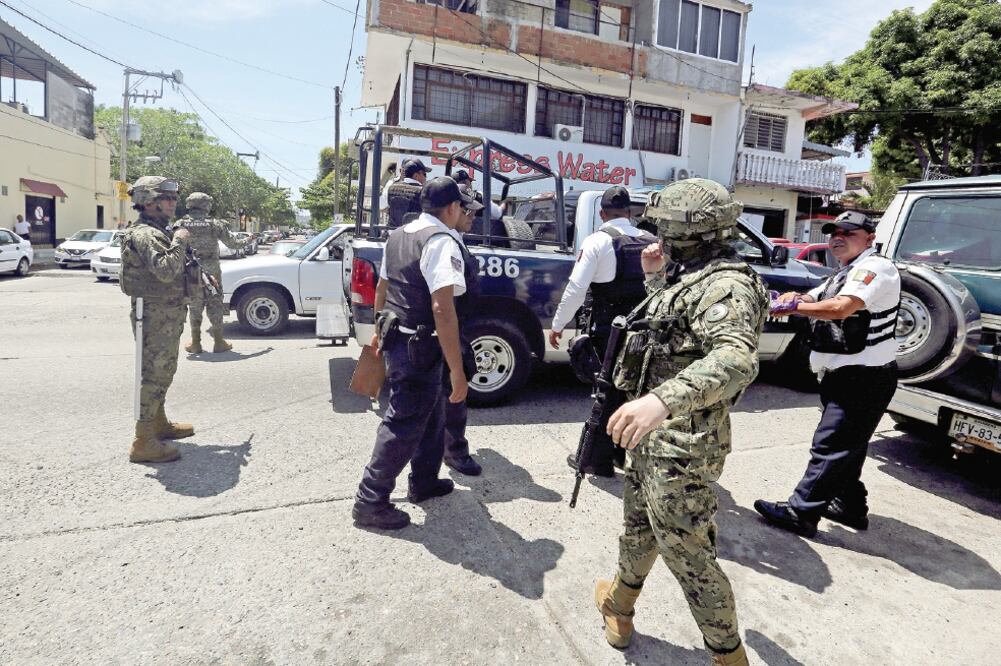 Durante un operativo, policías municipales fueron desarmados por fuerzas federales; indagan si están vinculados con el crimen organizado. (REUTERS)