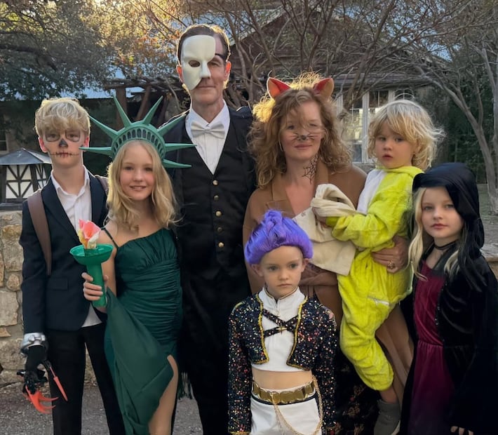 James Van Der Beek, conocido por Dawson's Creek, es padre de seis hijos junto a su esposa Kimberly Van Der Beek. Sus hijos se llaman Olivia, Joshua, Annabel, Emilia, Gwendolyn y Jeremiah. 
Aquí en noviembre de 2025.