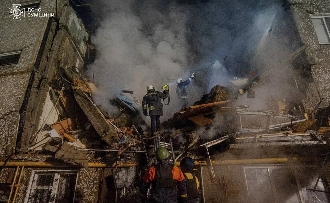 En esta imagen distribuida por el Servicio de Emergencias de Ucrania el 13 de marzo de 2024, operarios del departamento trabajan en un edificio de apartamentos destruido por un ataque ruso, en Sumy, Ucrania. Foto: AP