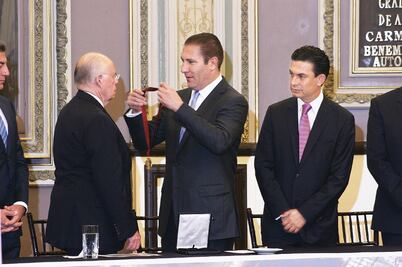 Dan a Narro Robles la medalla 'Gabino Barreda'