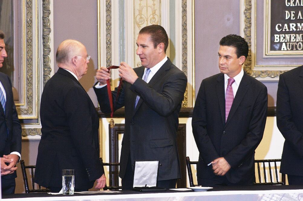 El gobernador Rafael Moreno Valle reconoció la labor de José Narro Robles (OMAR CONTRERAS. EL UNIVERSAL)