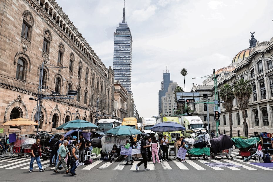 Comerciantes mazahuas cerraron la circulación del Eje Central, Tacuba y avenida Hidalgo en rechazo a los pocos lugares que se les quieren dar. Foto: GABRIEL PANO