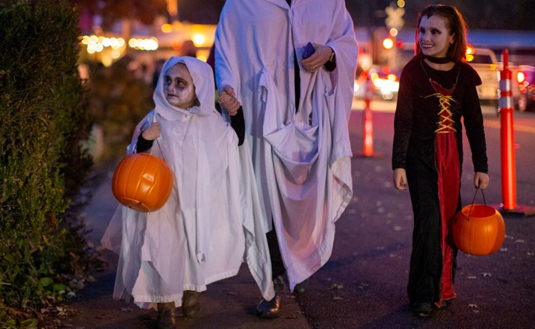 "Hay más casas mejor adornadas y, quieras o no, eso le gusta más a los niños", afirma una madre de familia. Foto: EFE