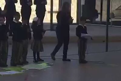 "Y recuerden papás este 1 de julio voten por López Obrador": dice niño a papás durante evento escolar