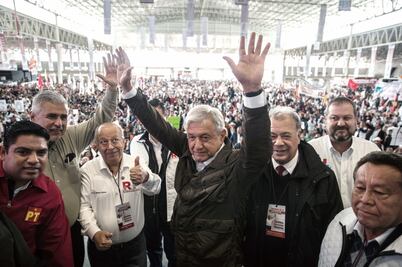 Arropa AMLO a familia Gordillo 