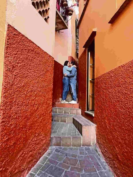En el callejón, parejas rememoran la historia de amor de doña Ana y Carlos. Foto: Xóchitl Álvarez / EL UNIVERSAL