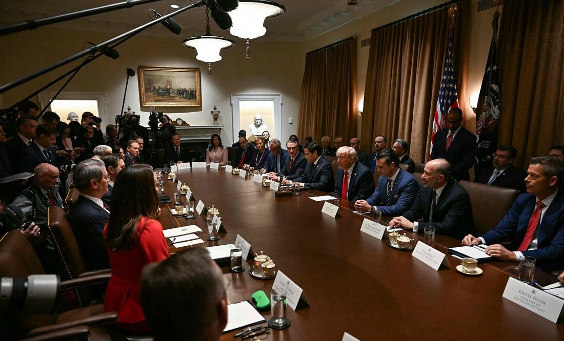 El presidente estadounidense, Donald Trump, durante su primera reunión con el gabinete, en la Casa Blanca, este miércoles 26 de febrero de 2025. FOTO: JIM WATSON. AFP