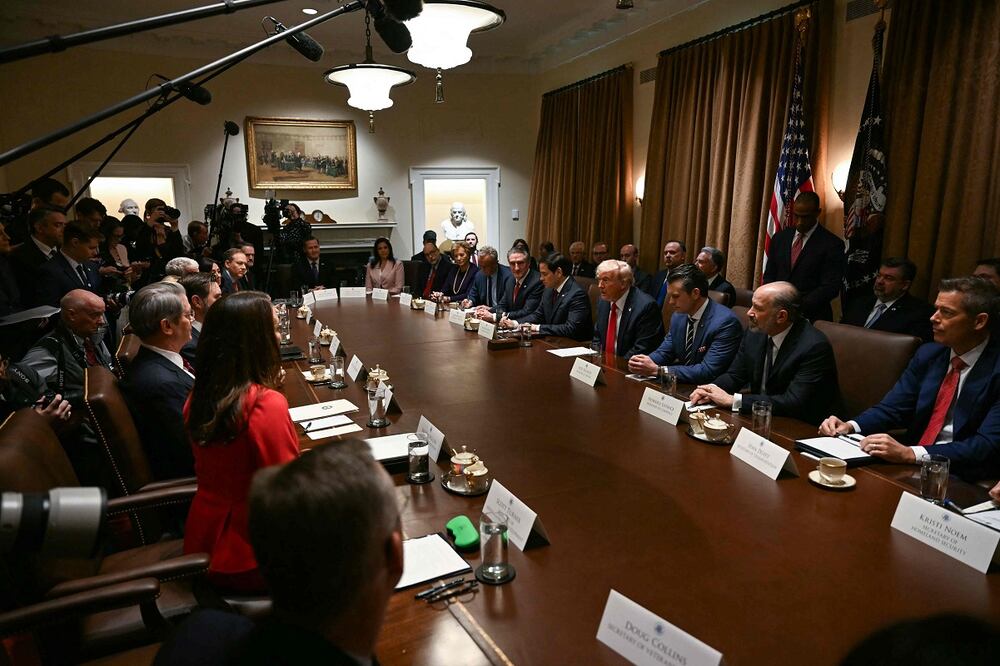 El presidente estadounidense, Donald Trump, durante su primera reunión con el gabinete, en la Casa Blanca, este miércoles 26 de febrero de 2025. FOTO: JIM WATSON. AFP
