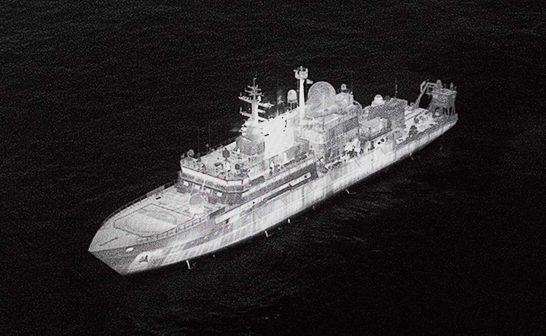 En una pantalla que muestra la imagen del buque militar ruso Yantar, operando frente a la costa norte de Escocia, se observa al secretario de Defensa británico, John Healey (no aparece en la imagen), pronunciando un discurso en la sala de prensa de Downing Street, en el centro de Londres, el 19 de noviembre de 2025. El secretario de Defensa británico, John Healey, declaró el miércoles que el buque militar ruso Yantar había entrado en aguas británicas y apuntado con láseres a pilotos británicos. "El Yantar se encuentra en el límite de las aguas británicas, al norte de Escocia, tras haber entrado en aguas territoriales británicas en las últimas semanas", declaró a la prensa, advirtiendo al presidente ruso, Vladímir Putin, que si el buque se dirigía más al sur: "Estamos preparados". Foto: AFP