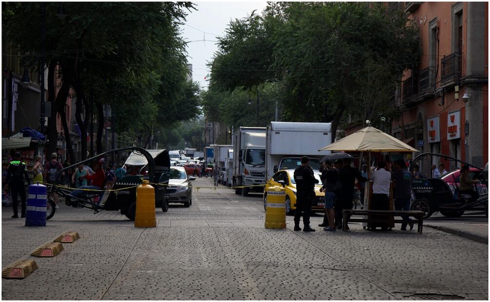 Integrantes de la CNTE aún no permiten el acceso a los camiones que prepararán el montaje para la Marea Rosa en Zócalo de la CDMX. Foto: Yaretzy Osnaya/EL UNIVERSAL