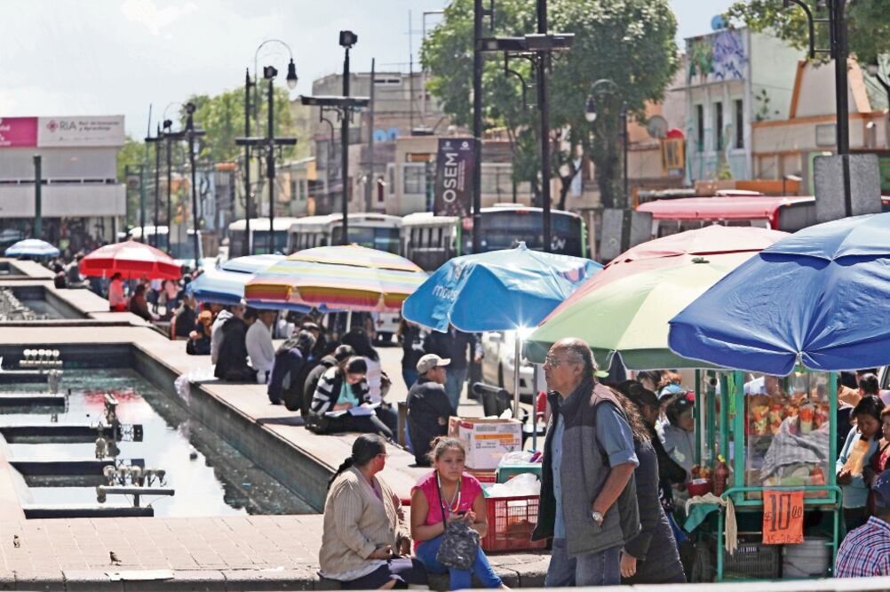 El ambulantaje y las malas condiciones de movilidad son otros aspectos que dañan al Centro Histórico de Toluca, afirman comerciantes. (JORGE ALVARADO. EL UNIVERSAL)