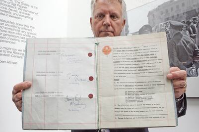 A subasta, el contrato que firmó Brian Epstein con The Beatles