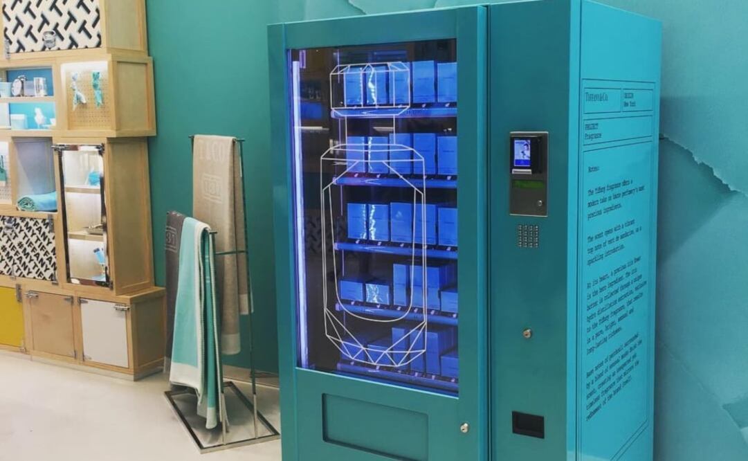 Una máquina expendedora de perfumes es posible gracias a Tiffany & Co. Foto: Instagram: erinizzie