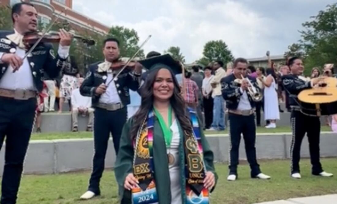 Una mexicana graduada de la Universidad de Carolina del Norte en Charlotte, fue sorprendida con un mariachi. FOTO: TikTok @kristalibarra8