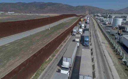 Fila en frontera de Texas por revisión a autotransporte de carga alcanza 17 km