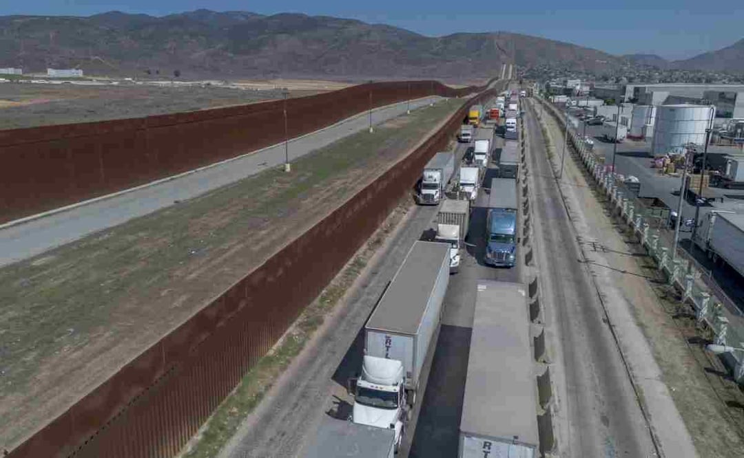 Las revisiones físico-mecánicas al autotransporte de carga que lleva a cabo el gobierno de Texas provoca largas filas de camiones que llevan exportaciones mexicanas hacia Estados Unidos. Foto ilustrativa: CUARTOSCURO