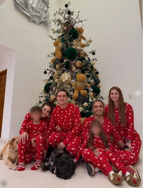 Tania Rincón junto a su novio Pedro Pereyra y su ex Daniel Pérez, con quien tiene dos hijos, Patricio y Amelia, quienes también aparecen en la imagen.
